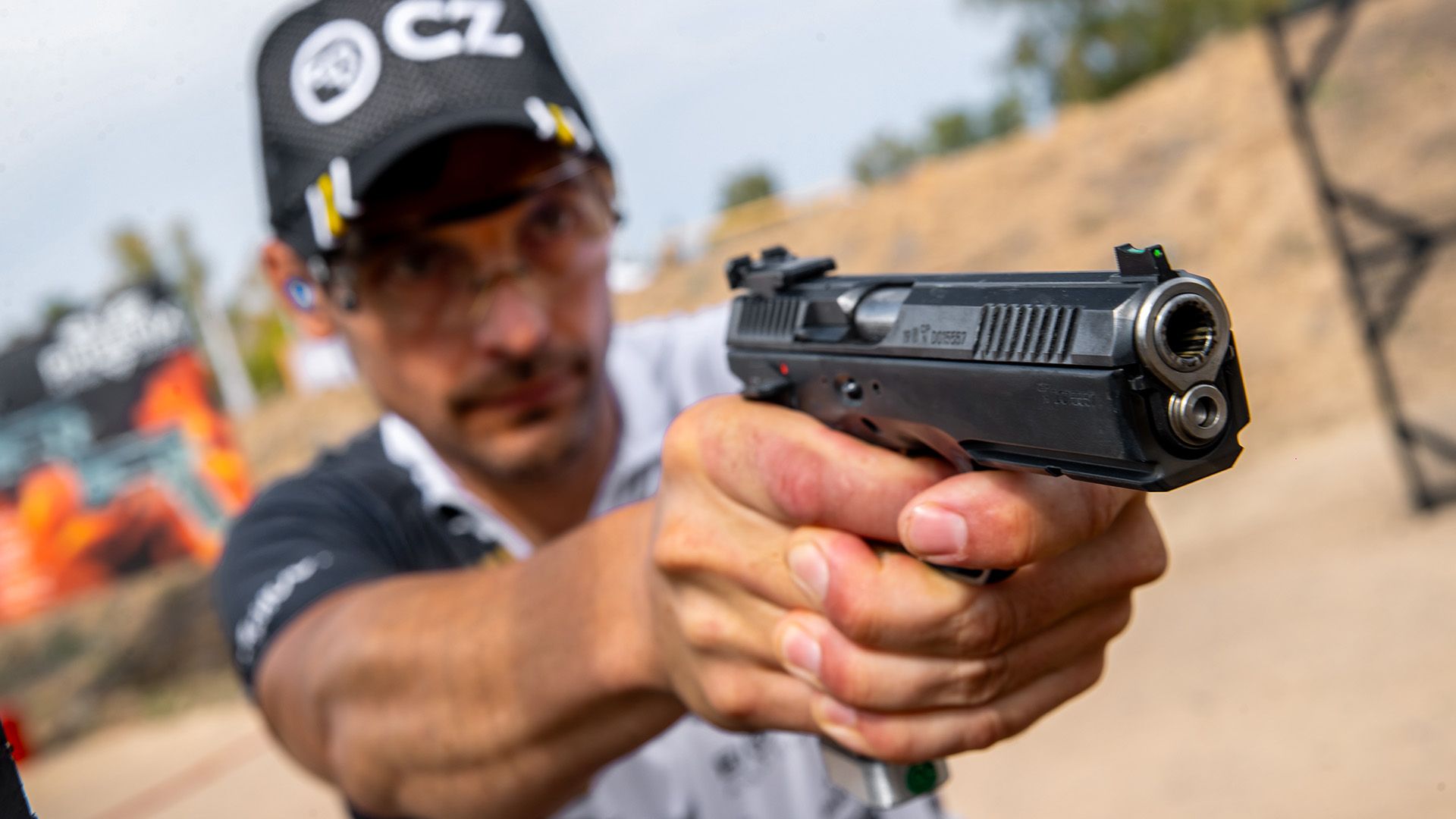 <h1 class="typography-h1">Ergonomie</h1><p class="typography-body-big">Die fortschrittliche Ergonomie aller Modelle der CZ SHADOW 2-Serie sorgt dafür, dass Sie die Waffe sehr intuitiv greifen und zielen können.</p>