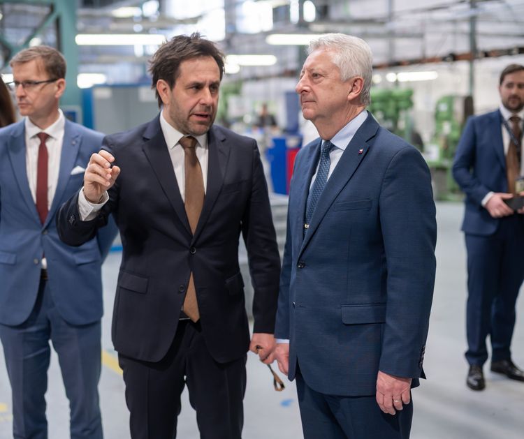 Ministr obrany Jaromír Zůna navštívil Českou zbrojovku